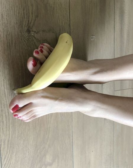 她唇之下