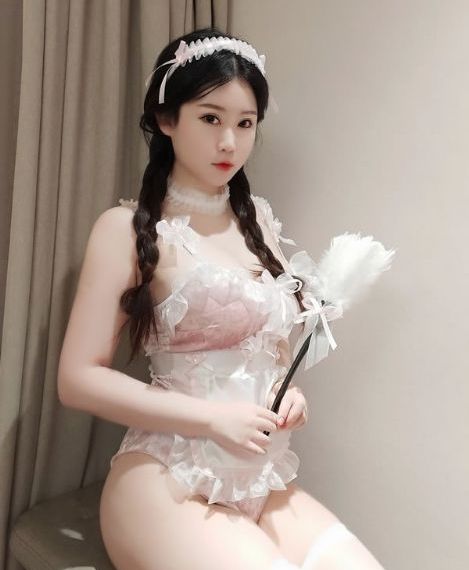 两女一指